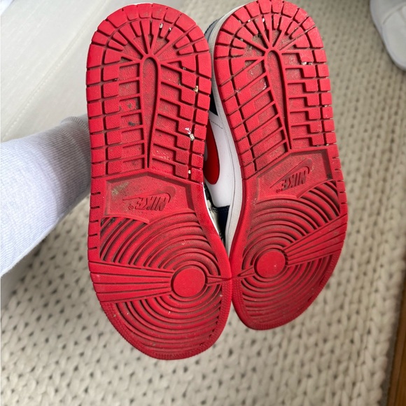 Women’s Air Jordan 1 Mid Sneaker - Picture 4 of 5